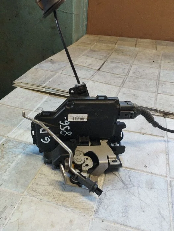 Rear door lock 8E0839015C