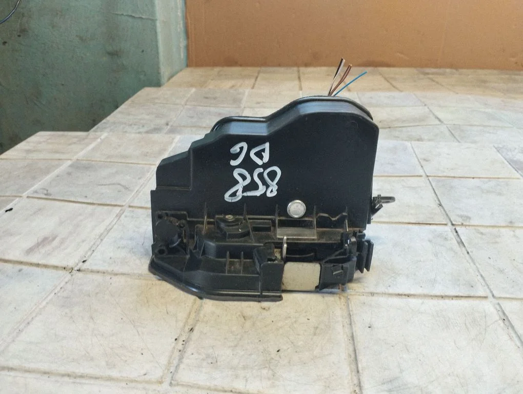 Rear door lock 7202148
