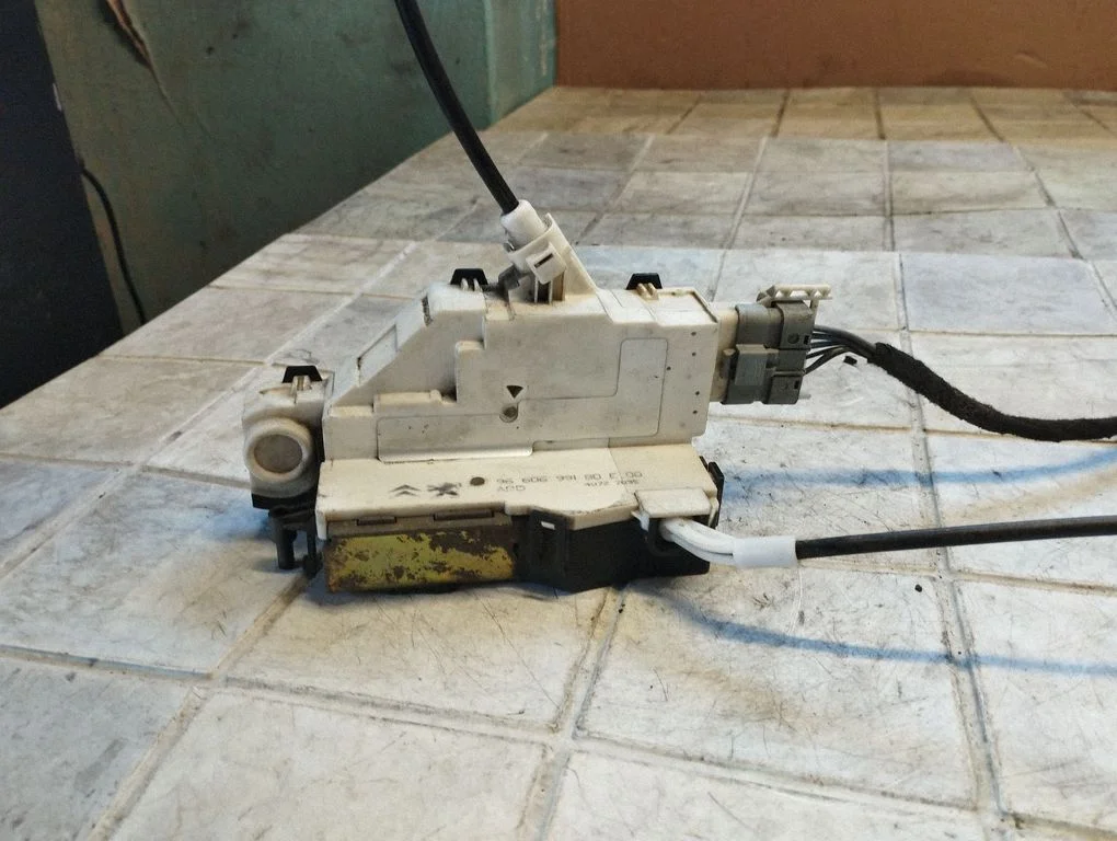 Rear door lock 9660699180E