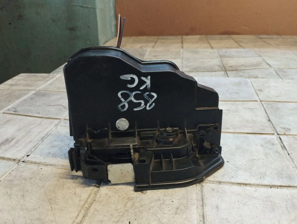 Rear door lock 7229459