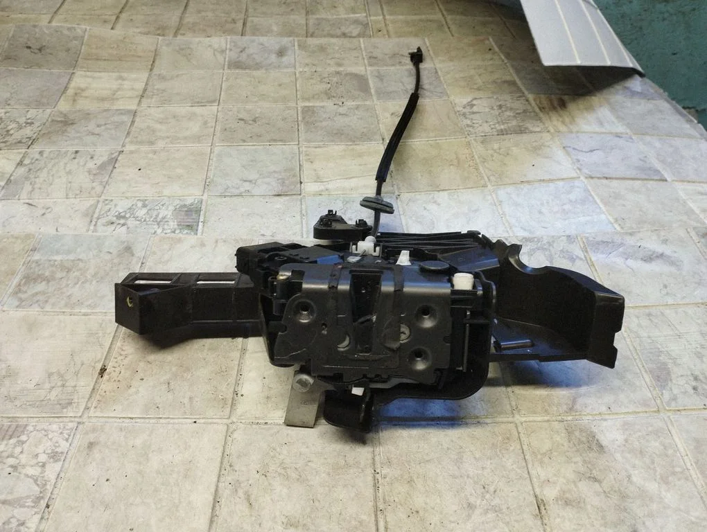 Rear door lock 4M5AA26412BC