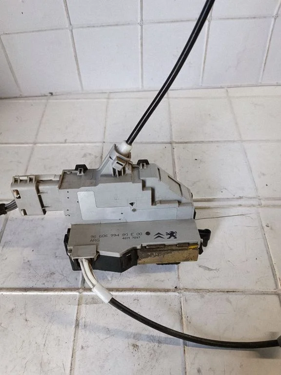 Aizmugurējo durvju slēdzene 9660699480