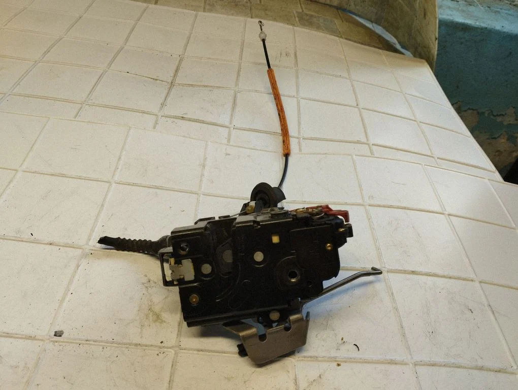 Rear door lock – Audi A4 S4 B6 8E 8H (2001-2005)