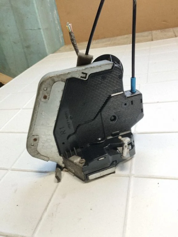 Rear door lock – Lexus IS 220D-250-350 (2006-2013)