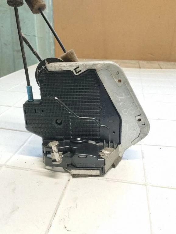 Rear door lock – Lexus IS 220D-250-350 (2006-2013)