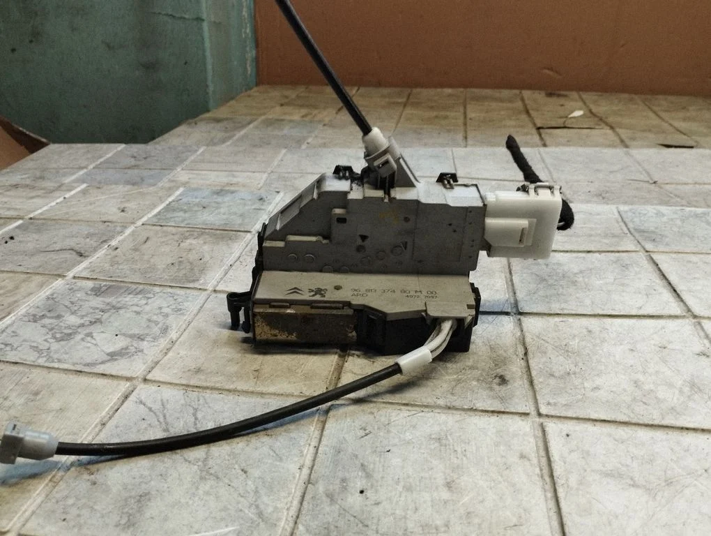 Aizmugurējo durvju slēdzene 9681337480
