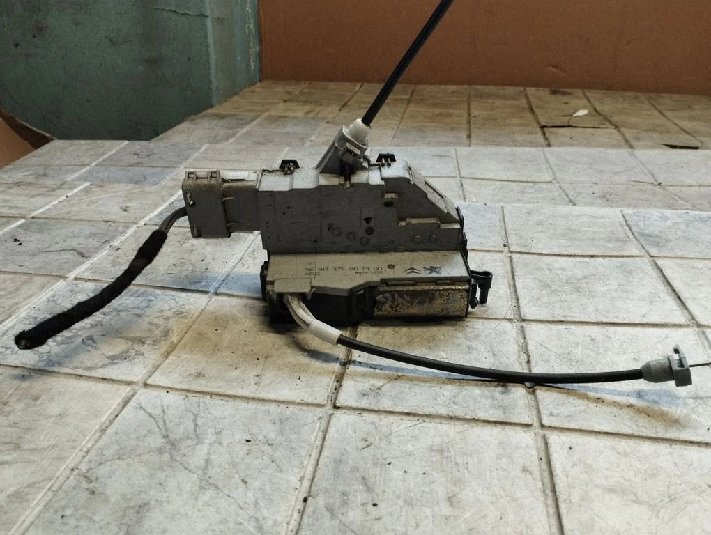 Aizmugurējo durvju slēdzene 9681337580