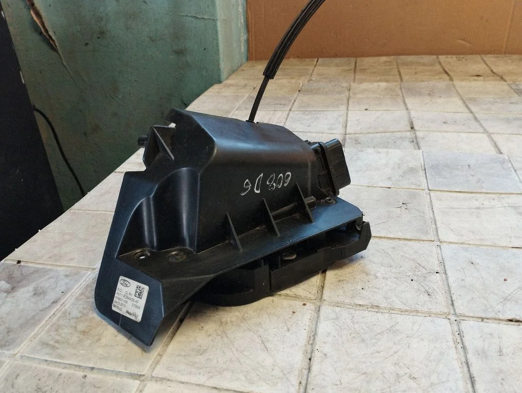 Tagaukse lukk AV1AR26412AB