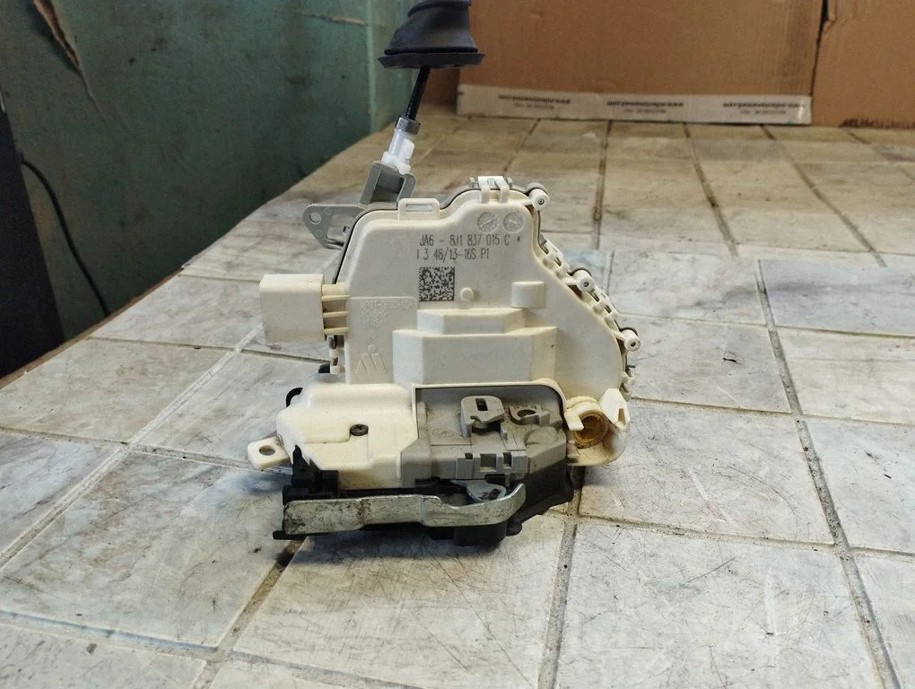 Rear door lock 8J1837015C