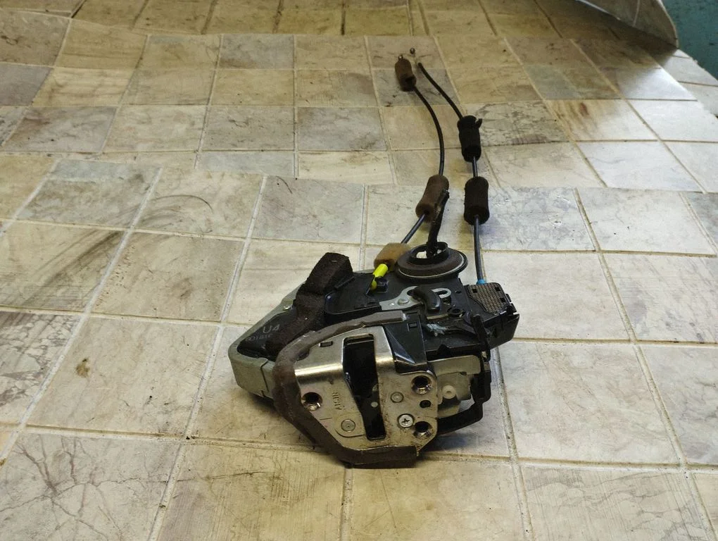 Rear door lock – Lexus IS 220D-250-350 (2006-2013)