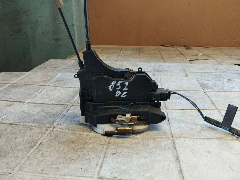 Rear door lock – rear right