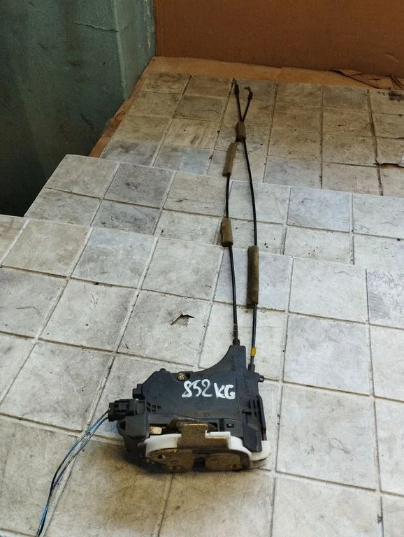 Rear door lock – rear left