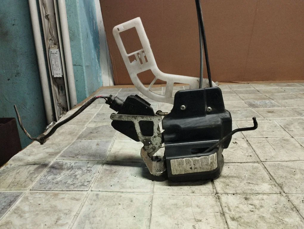 Rear door lock – rear left