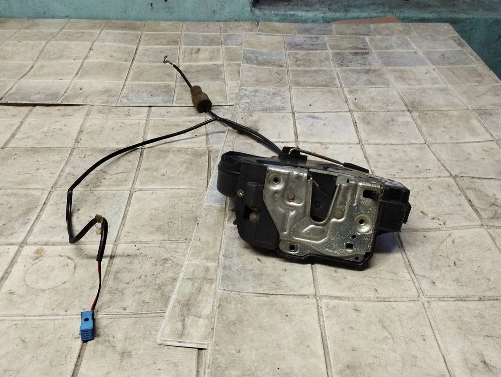 Rear door lock – Mercedes-Benz C-Class W203 (2000-2007)