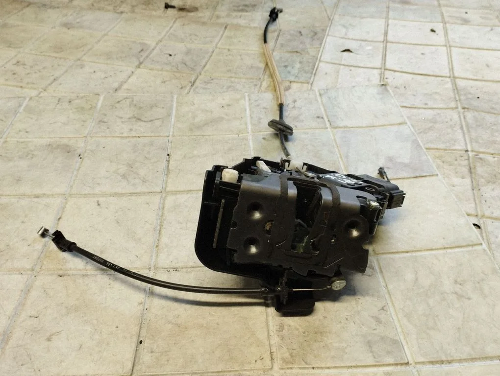 Zamek drzwi tylnych 3M5AR26413BS