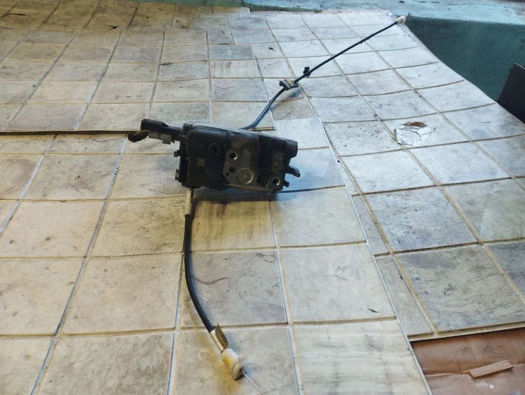 Aizmugurējo durvju slēdzene 4480N2097I1