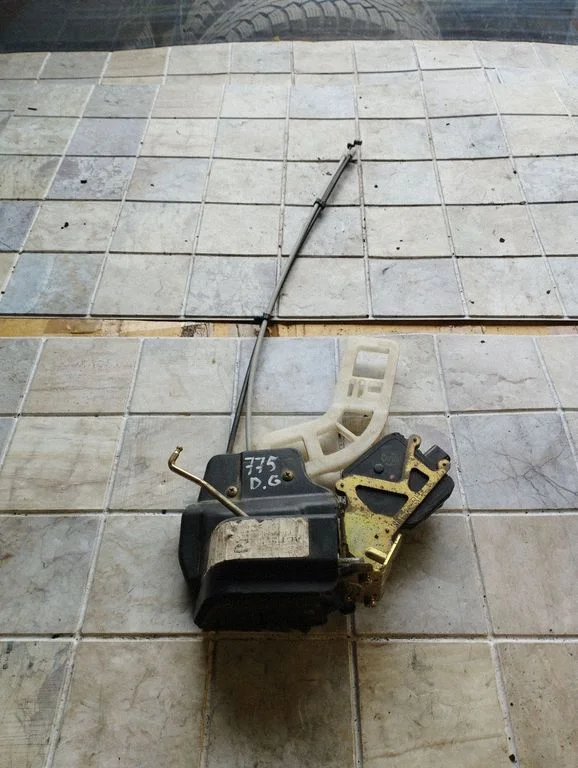 Rear door lock – rear right