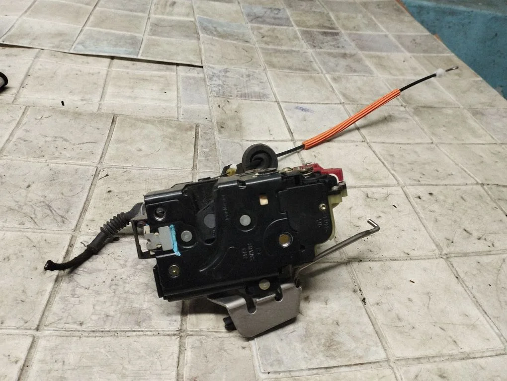 Rear door lock 8E0839016D