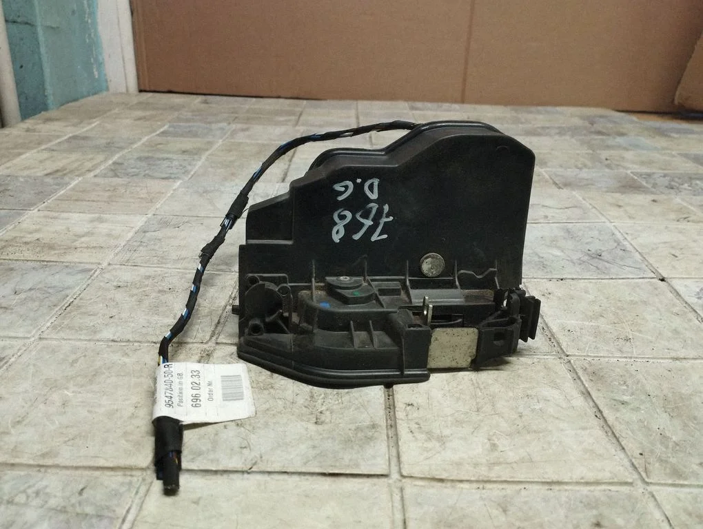 Rear door lock 7167076