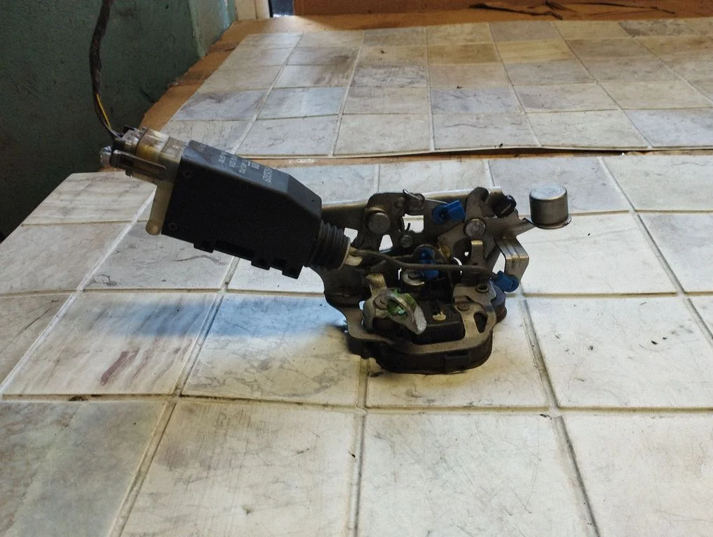 Rear door lock 90493703