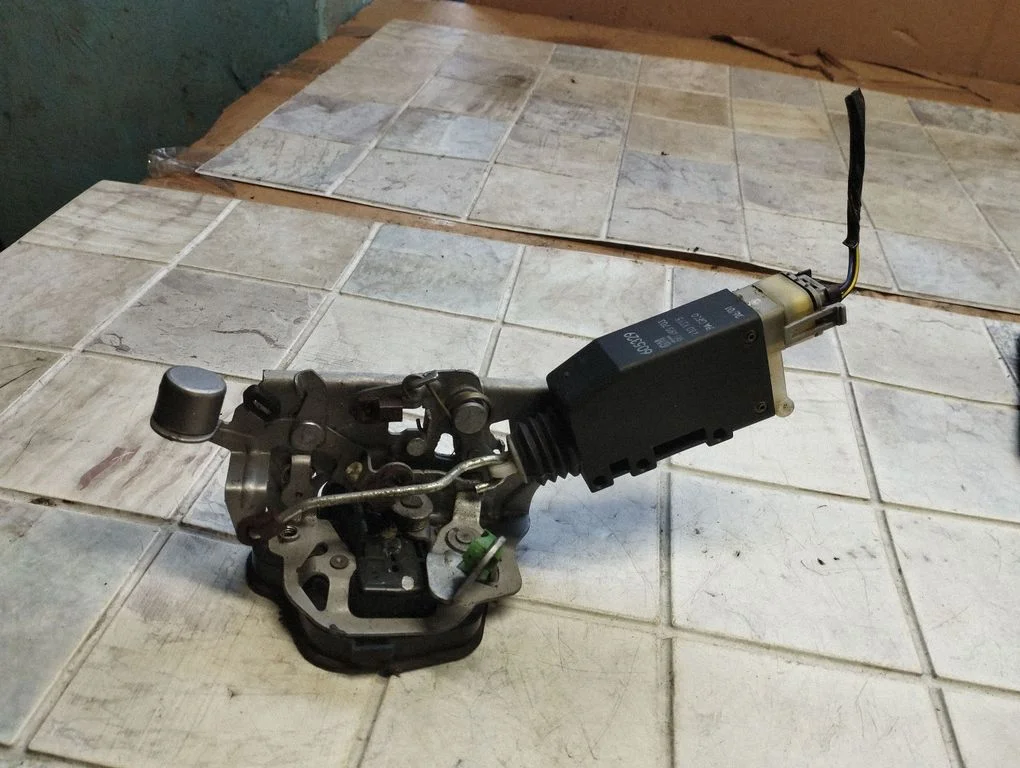 Rear door lock 90493703
