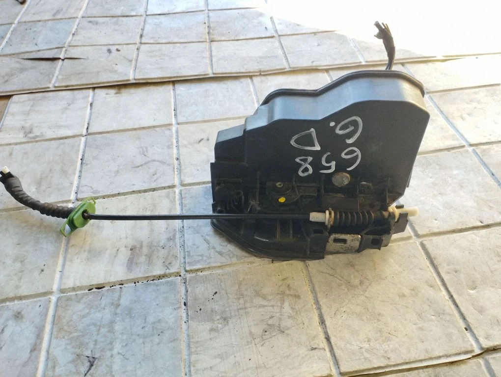 Rear door lock 7154630