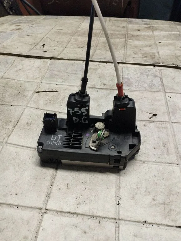 Rear door lock 24414135