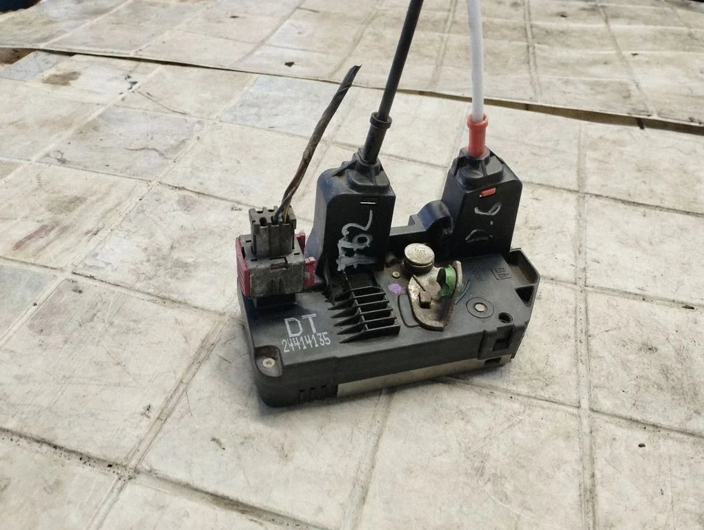 Aizmugurējo durvju slēdzene 24414135