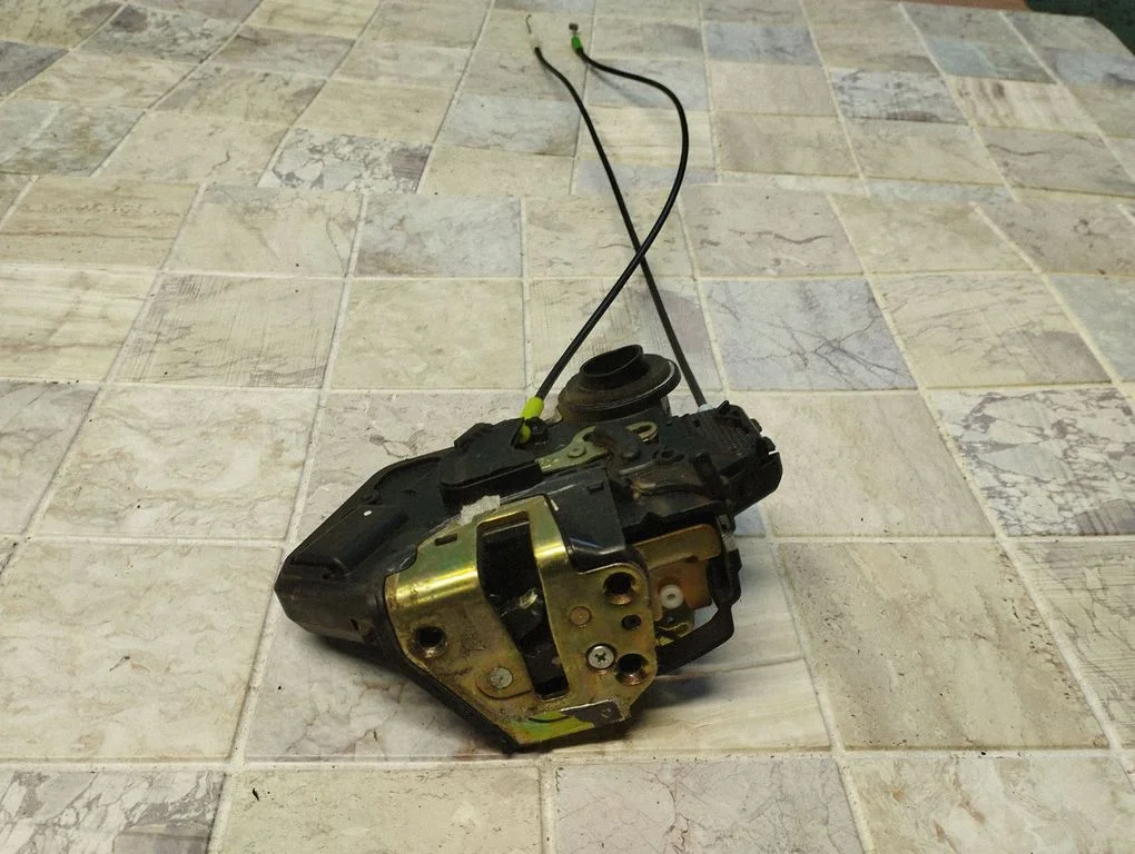 Rear door lock 21123055