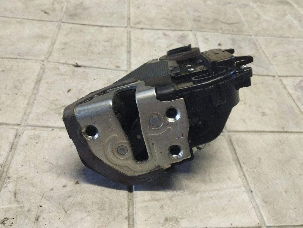 Rear door lock 8012