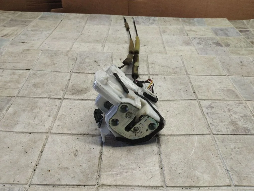 Rear door lock 8D16B0417