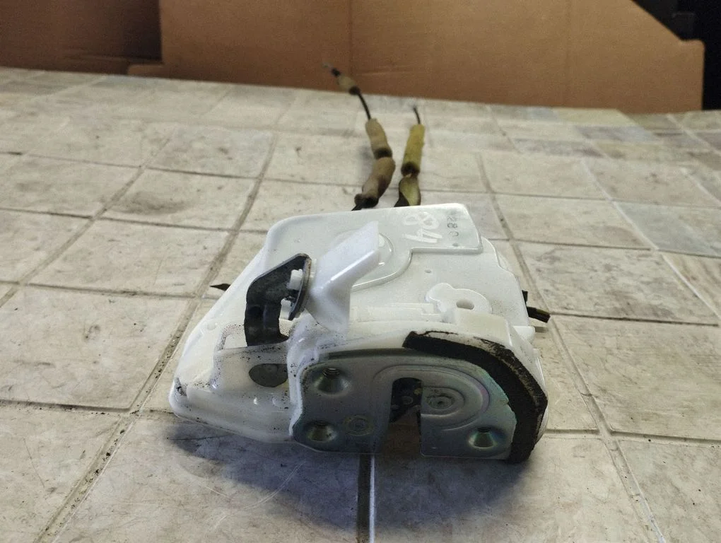 Rear door lock 8D15B0184