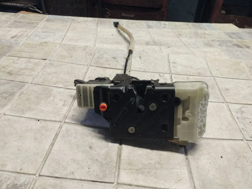 Rear door lock – rear right