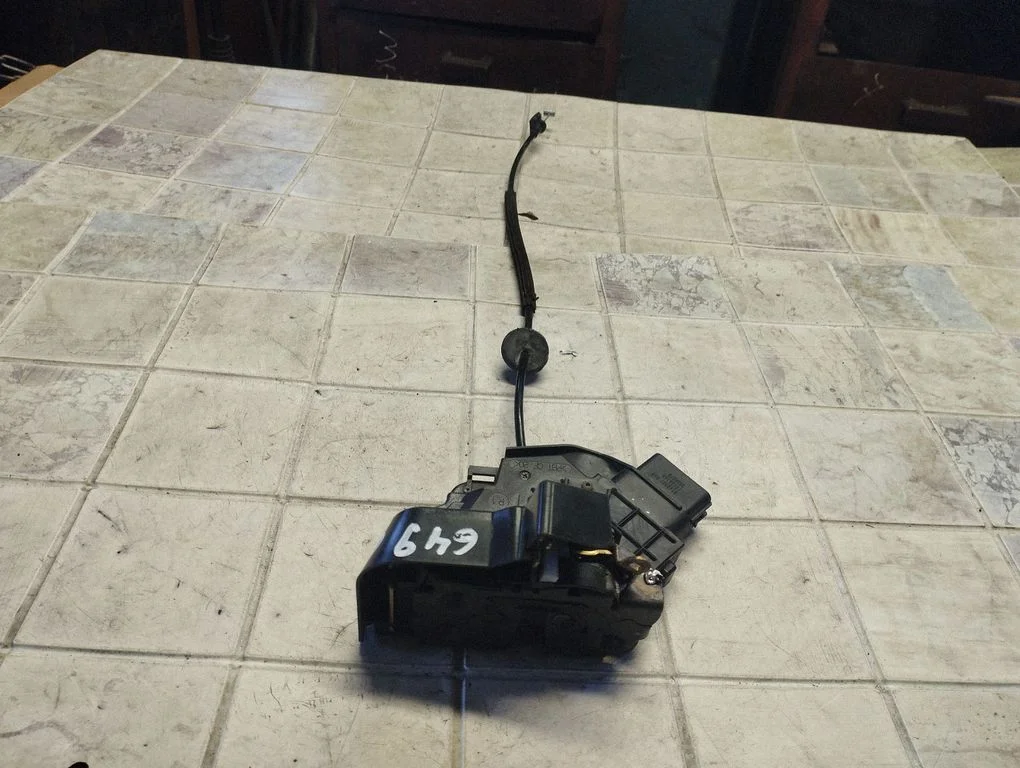 Rear door lock 9240032RHR