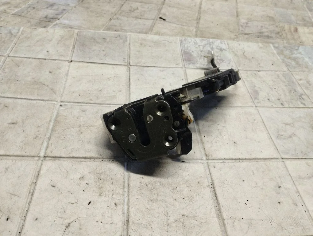 Rear door lock – rear left