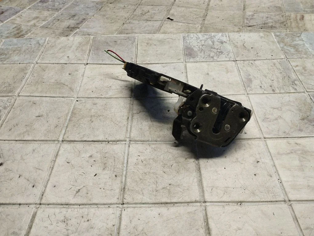 Rear door lock – rear right