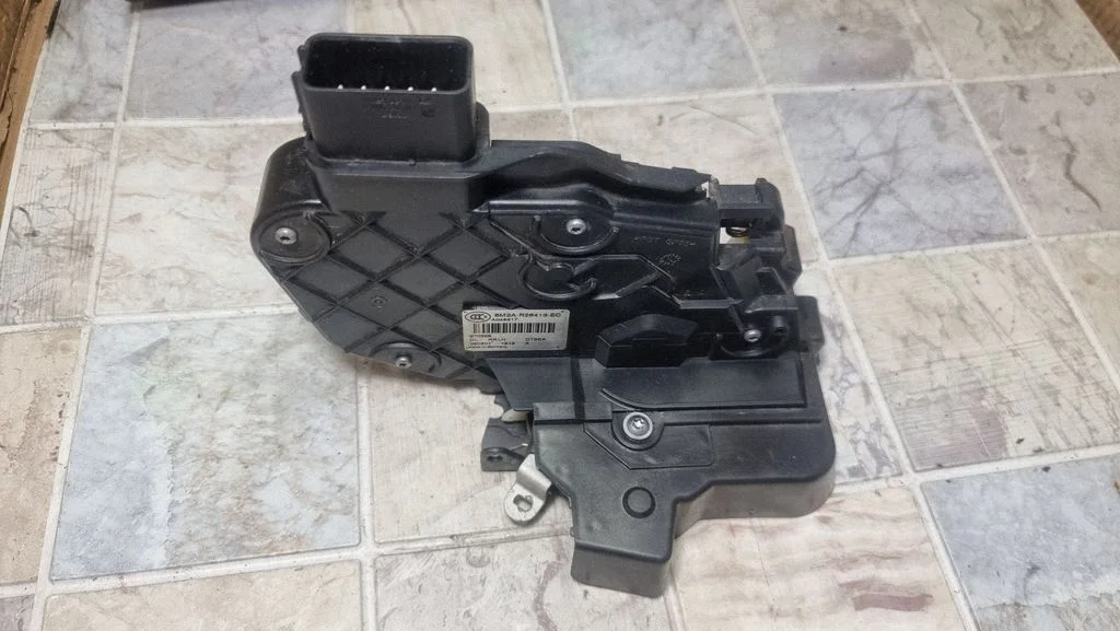 Rear door lock 6M2AR26413EC