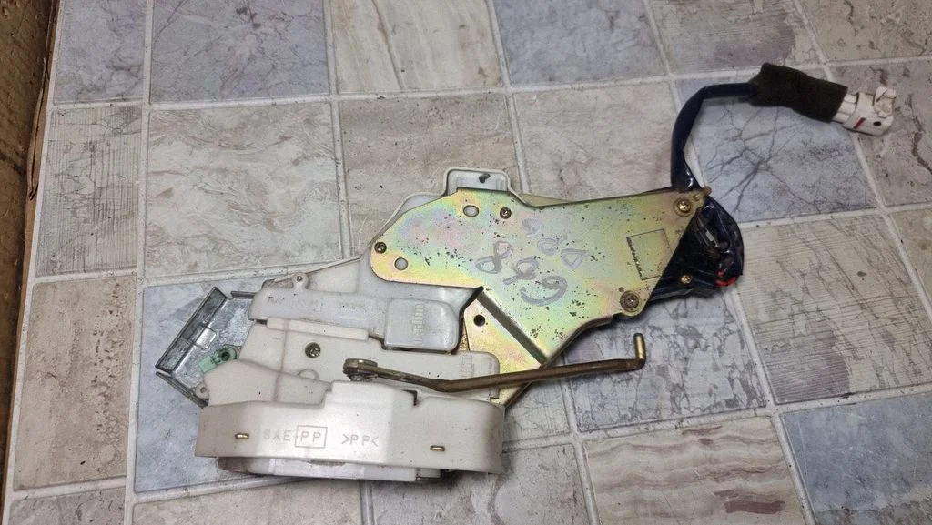Rear door lock – rear right