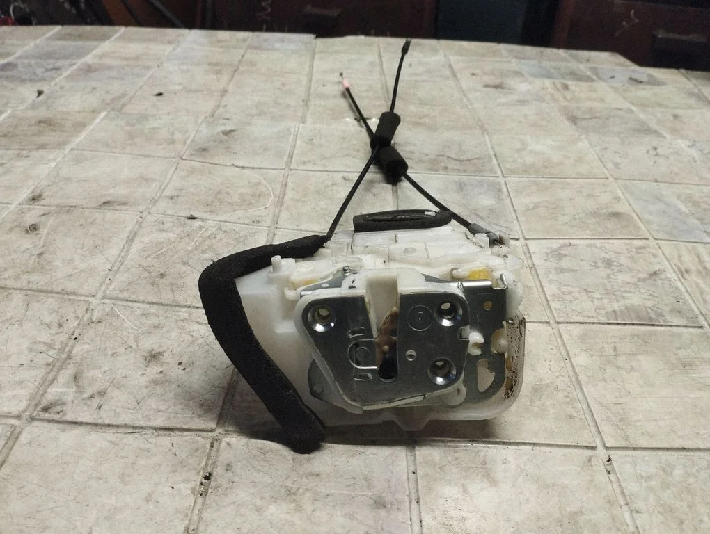 Rear door lock 8707