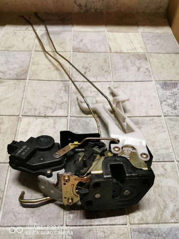 Rear door lock – rear right