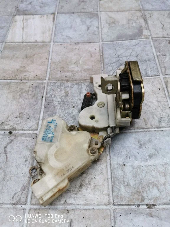 Aizmugurējo durvju slēdzene 82553BM760