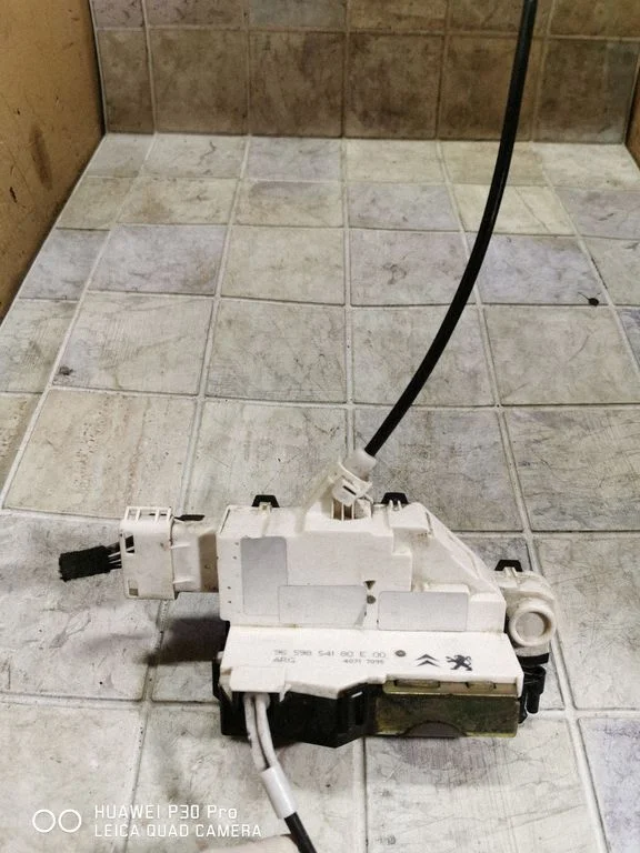 Aizmugurējo durvju slēdzene 9659854180