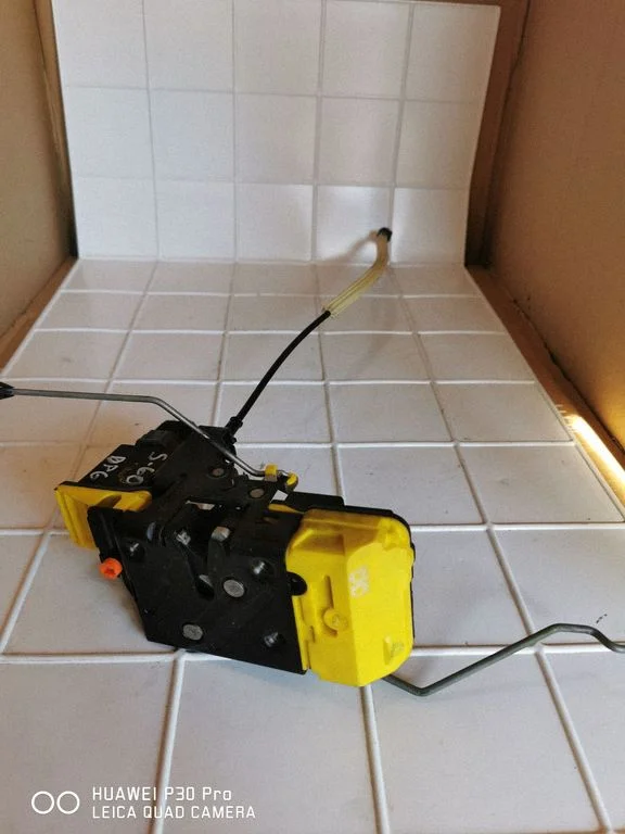 Rear door lock 8650553