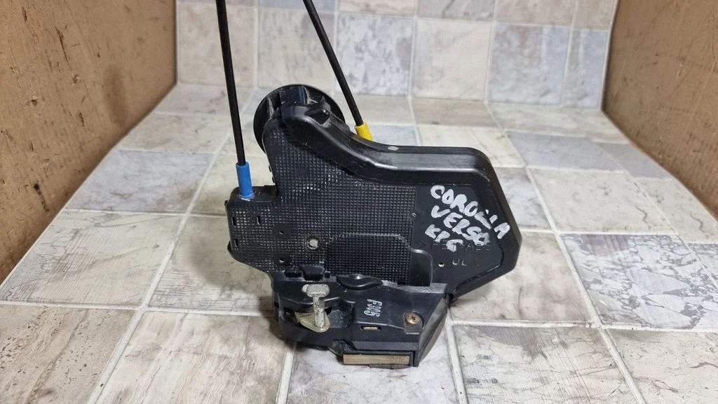 Rear door lock F305