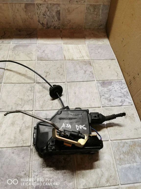 Rear door lock 4B0839016D
