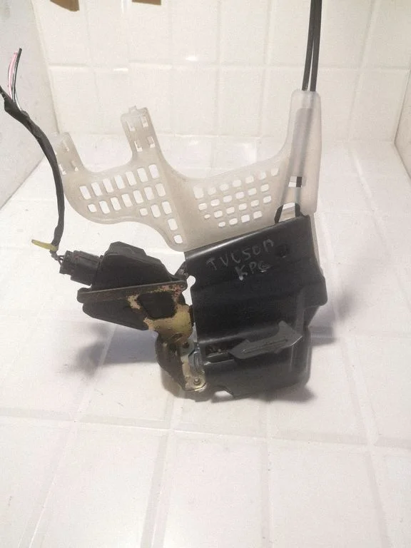 Rear door lock – rear left
