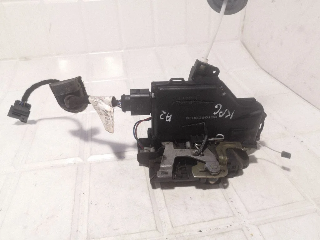Aizmugurējo durvju slēdzene 1J0973714