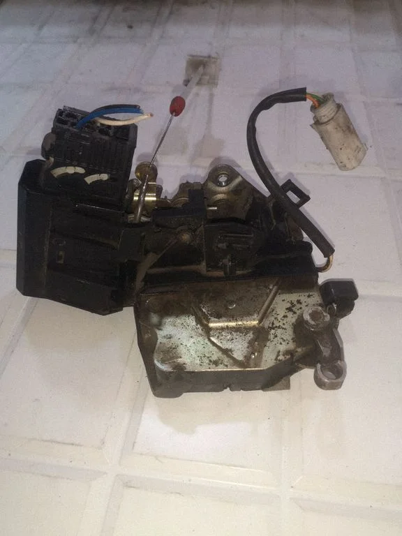 Rear door lock – rear right