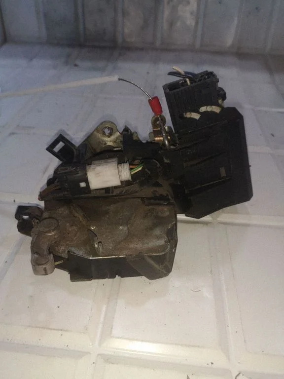 Rear door lock – rear left