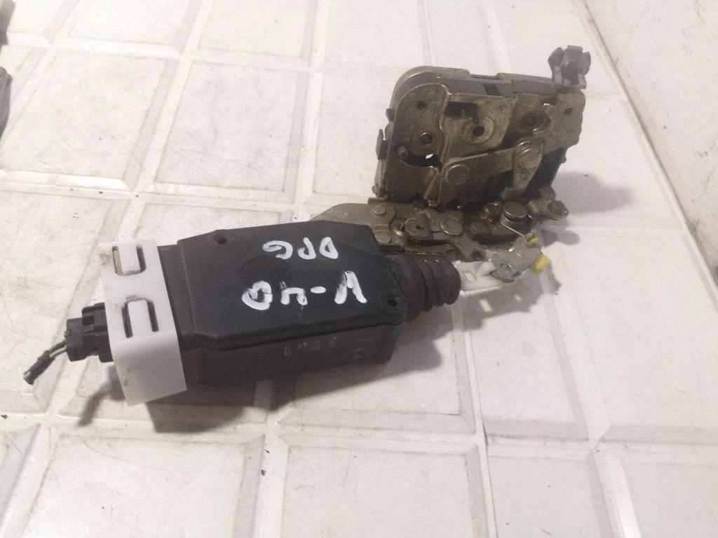 Rear door lock – rear right
